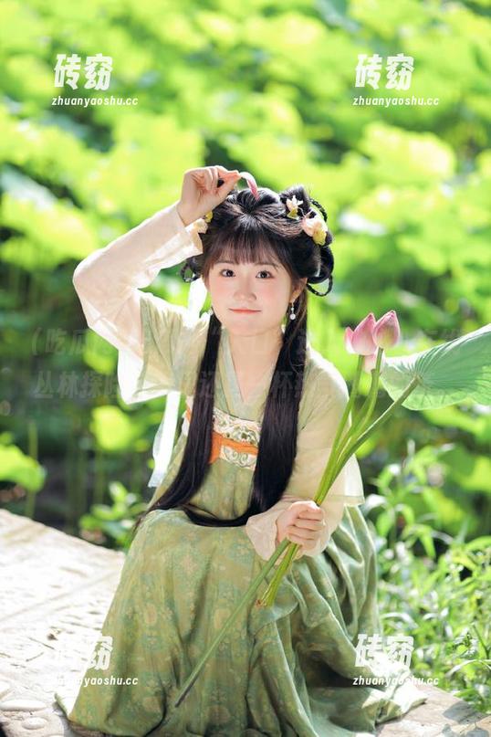 吃瓜网“入口”进入神秘，在线丛林探险，手里还是一杯热气腾腾的茶。